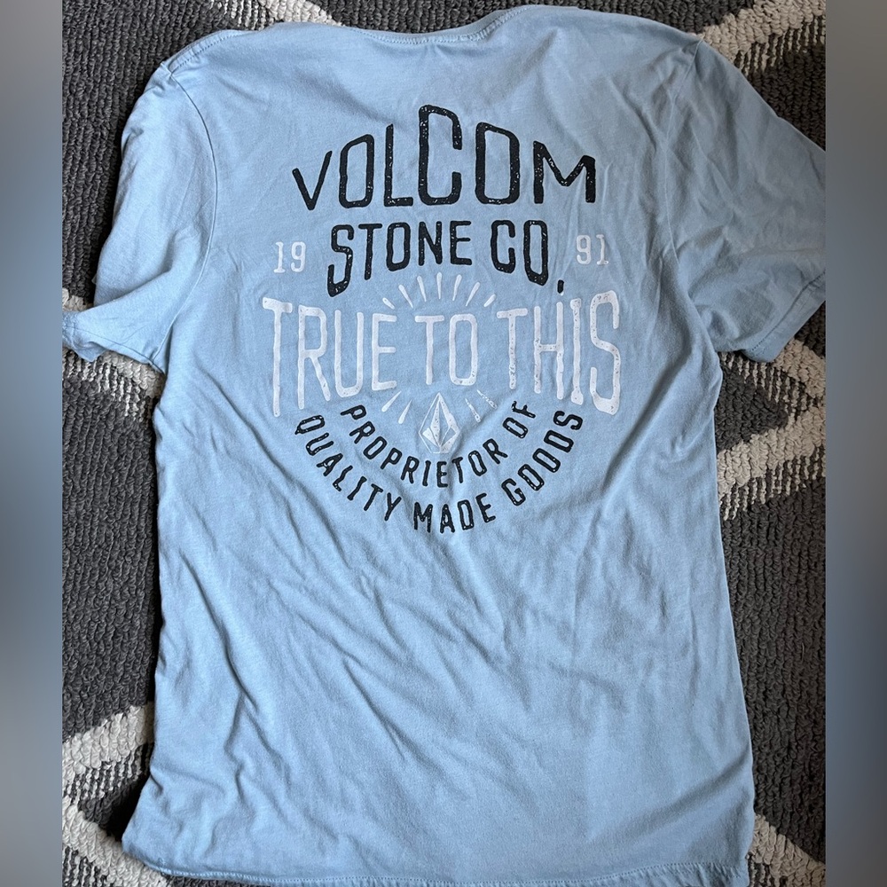 VOLCOM T Shirt - Picture 2 of 3